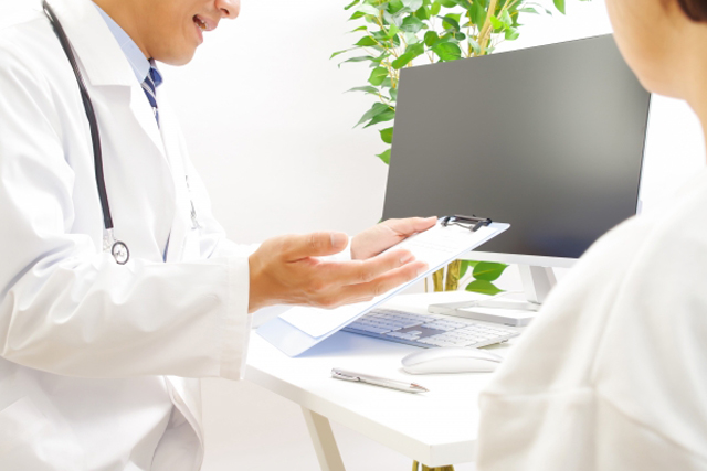 カウンセリングする医師