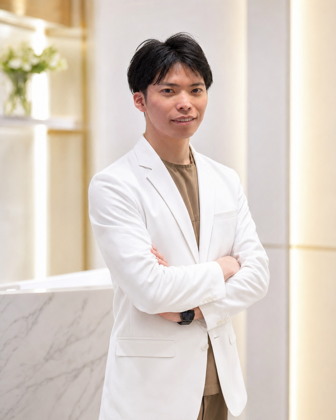 島袋真人 医局長 白衣 腕組み 美容外科 男性美容