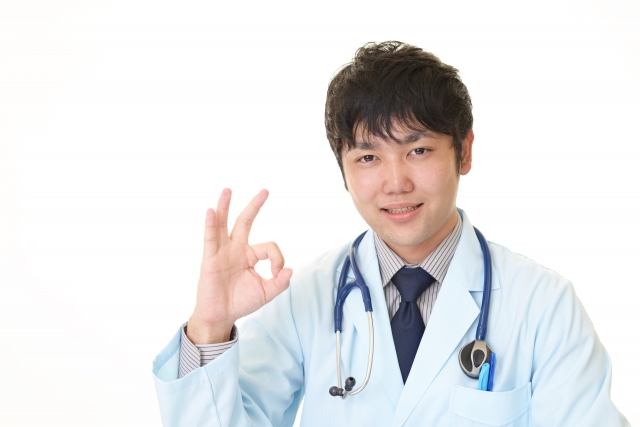 OKサインのジェスチャーをする男性医師