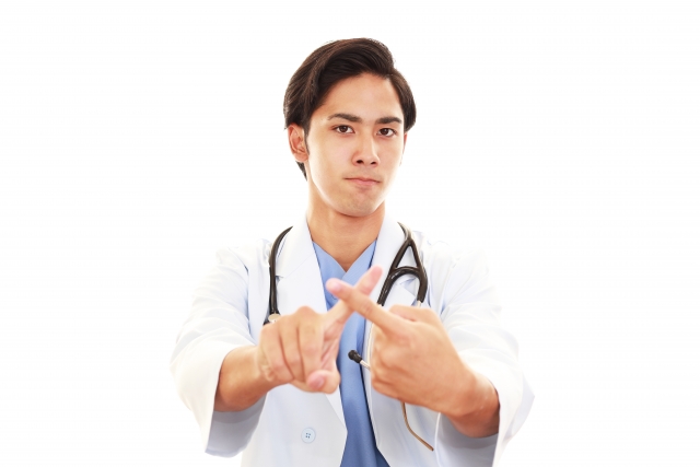 禁止の意思表示をする男性医師